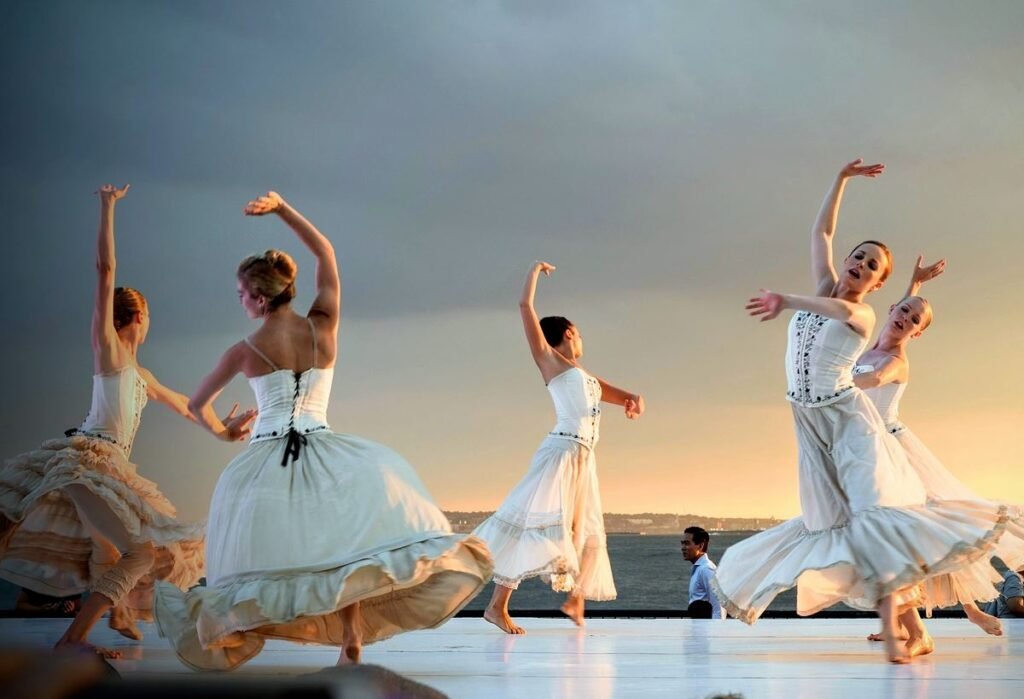 Ballet dancers - Image by StockSnap from Pixabay